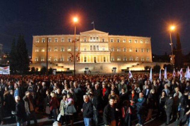 Live στο Σύνταγμα-Δείτε τι συμβαίνει έξω από τη Βουλή  - Κυρίως Φωτογραφία - Gallery - Video