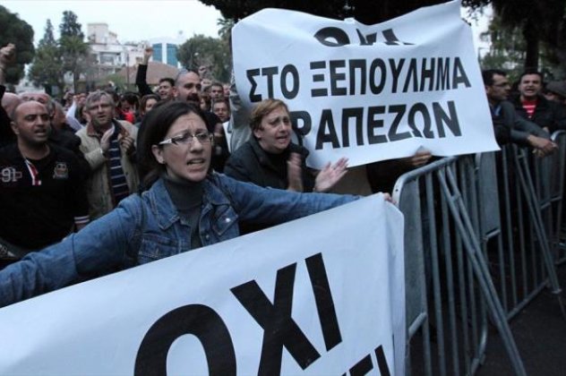 Οι φωτογραφίες της ημέρας - H απελπισία και η οργή των Κυπρίων εργαζομένων‏ - Κυρίως Φωτογραφία - Gallery - Video