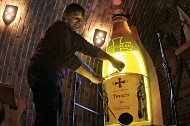 To μεγαλύτερο μπουκάλι κρασιού στον κόσμο έχει ύψος 2 μέτρα και 200 λίτρα περιεχόμενο! Μπουκάλι κρασιού για Ρεκόρ Γκίνες! (φωτό)‏ - Κυρίως Φωτογραφία - Gallery - Video