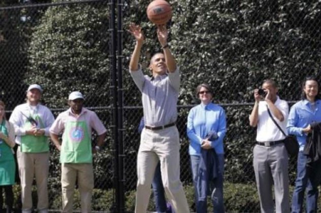 Ο Μπαράκ Ομπάμα παίζει μπάσκετ και μάλιστα βάζει τρίποντα! Δείτε τον στο βίντεο  - Κυρίως Φωτογραφία - Gallery - Video