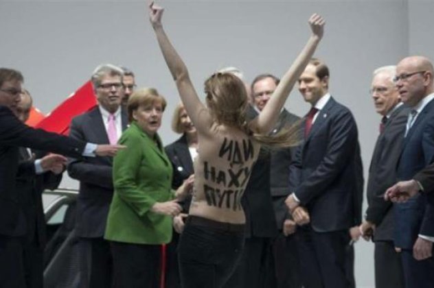 Δείτε πως αντιδρά η Μέρκελ όταν της επιτέθηκαν οι γυμνές φεμιμίστριες της Femen (φώτος-βίντεο) - Κυρίως Φωτογραφία - Gallery - Video