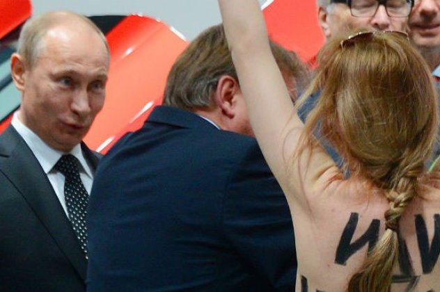 Δεν τον «χάλασαν» τον Πούτιν οι γυμνόστηθες φεμινίστριες  διαδηλώτριες... - Κυρίως Φωτογραφία - Gallery - Video