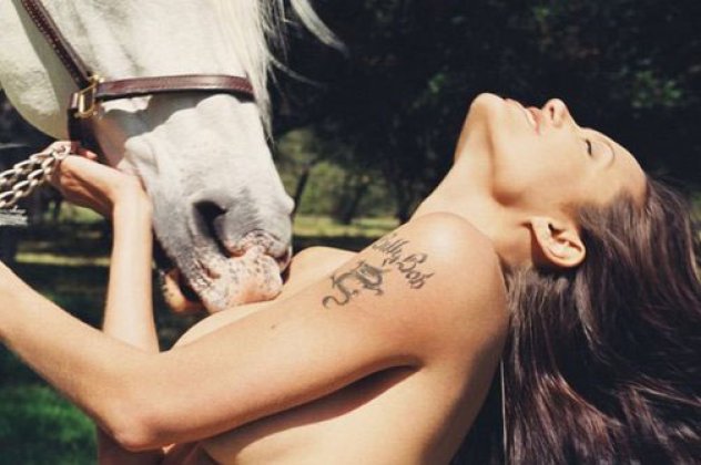 «Το κορίτσι και το άλογο»-σπάνια ημίγυμνη φωτογραφία της Αντζελίνα Τζολί πουλιέται σε δημοπρασία στον οίκο Christies - Κυρίως Φωτογραφία - Gallery - Video