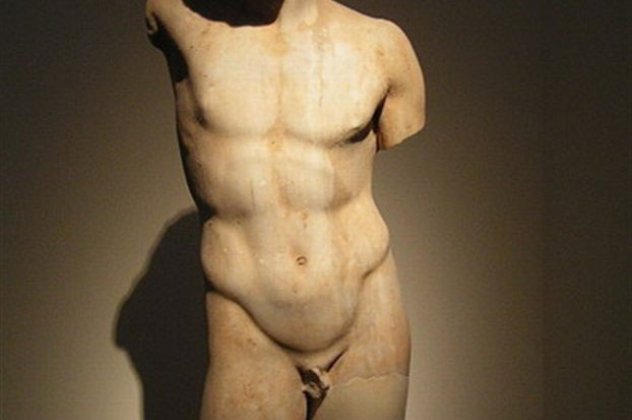 Τσαντόρ έβαλαν οι Καταριανοί πάνω στα ελληνικά αγάλματα γιατί δεν άντεξαν την... γύμνια τους - Ήδη του Κούρου και του νεαρού από την Ελευσίνα φόρεσαν μαύρα πέπλα! - Κυρίως Φωτογραφία - Gallery - Video