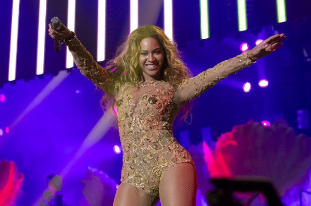 Η Beyonce τραγουδάει live στο Παρίσι το νέο της hit με τίτλο Grown Woman και το πλήθος... παραλύει! (βίντεο) - Κυρίως Φωτογραφία - Gallery - Video