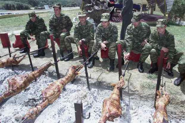 Ανοιχτές γιορτές και κοψίδια για επισήμους τέλος στα Ελληνικά στρατόπεδα λόγω κρίσης!‏ - Κυρίως Φωτογραφία - Gallery - Video