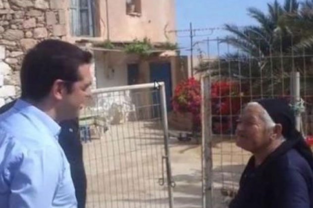 Το βίντεο της ημέρας : Η γιαγιά με τις κοτούλες στην Γαύδο είχε πολιτική κουβέντα με τον Αλέξη Τσίπρα! - Κυρίως Φωτογραφία - Gallery - Video