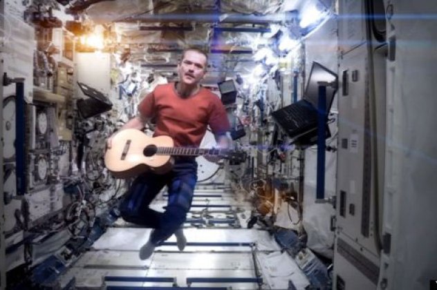 Το πρώτο βίντεο κλιπ στο διάστημα είναι γεγονός! Δείτε τον κυβερνήτη διαστημικού σταθμού να τραγουδά το Space Oddity του Ντέιβιντ Μπάουι - Κυρίως Φωτογραφία - Gallery - Video