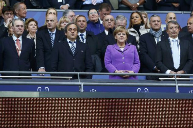 Δείτε την Άνγκελα Μέρκελ στον Τελικό του Champions League-Χαμογελαστή και με πάθος παρακολούθησε το γερμανικό ντέρμπι Ντόρτμουντ-Μπάγερν - Κυρίως Φωτογραφία - Gallery - Video