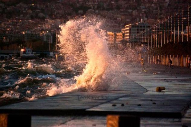 Ο Θερμαϊκός «θύμωσε» και τα κύματα σκέπασαν την Παραλία της Θεσσαλονίκης! Δείτε τις εντυπωσιακές φωτογραφίες - Κυρίως Φωτογραφία - Gallery - Video