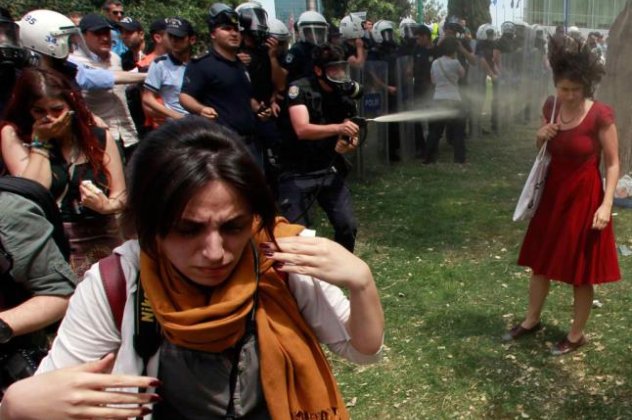 Woman in Red! Η γυναίκα σύμβολο της επανάστασης στην Τουρκία! Τι λέει η φωτορεπόρτερ που τράβηξε την φωτογραφία! - Κυρίως Φωτογραφία - Gallery - Video