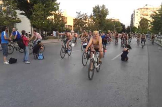 Smile: Kορίτσια ο Μπάρκουλης... Sorry ο Μιχάλης Τρεμόπουλος των πρασίνων γυμνός ποδηλάτης στη Θεσσαλονίκη! (βίντεο)  - Κυρίως Φωτογραφία - Gallery - Video
