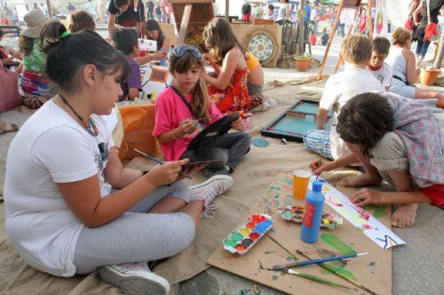 Good news: Μικροί και μεγάλοι ζωγράφισαν ολόκληρο το χωριό στα Μάταλα-Πανδαισία χρωμάτων εν όψει του Matala Beach Festival 2013 - Κυρίως Φωτογραφία - Gallery - Video