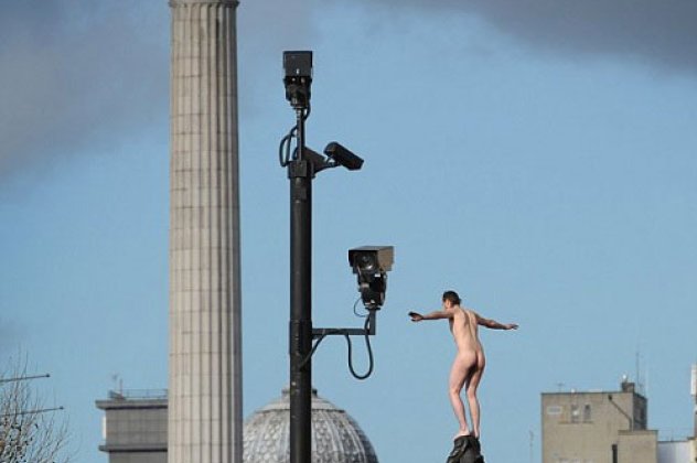 Γυμνός έφιππος στο Λονδίνο για τρεις ολόκληρες ώρες!   - Κυρίως Φωτογραφία - Gallery - Video