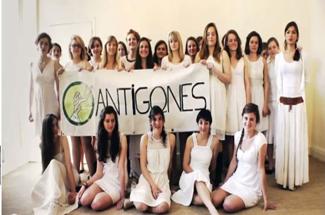 Αντιγόνες - Oι Γαλλίδες που εμπνεύστηκαν από την ηρωίδα του Σοφοκλή και διαδηλώνουν κατά των γυμνών Femen! (φωτό - βίντεο) - Κυρίως Φωτογραφία - Gallery - Video