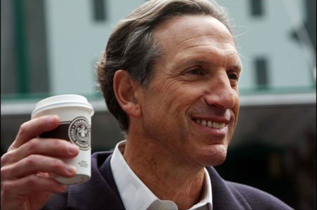 O Μr Starbucκs περίμενε στην ουρά τον καφέ του στο μαγαζί του στην Μύκονο - Ο πολυεκατομμυριούχος Howard Schultz κάνει διακοπές στο φημισμένο νησί! (φωτό) - Κυρίως Φωτογραφία - Gallery - Video