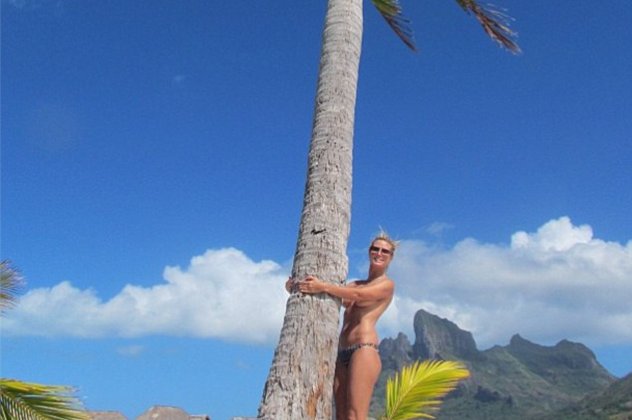Topless η Χάιντι Κλούμ από τα Bora Bora στέλνει χαιρετίσματα στην Μυκονιάτισα Ναόμι Κάμπελ & στην Παριανή Μόνικα Μπελούτσι! (φωτό)  - Κυρίως Φωτογραφία - Gallery - Video