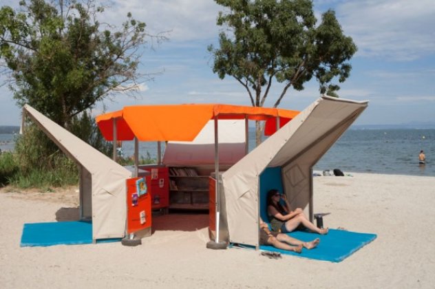 Great idea! Δείτε μια καταπληκτική βιβλιοθήκη πάνω στην αμμουδιά που σχεδίασαν ευφάνταστοι δημιουργοί - Κυρίως Φωτογραφία - Gallery - Video