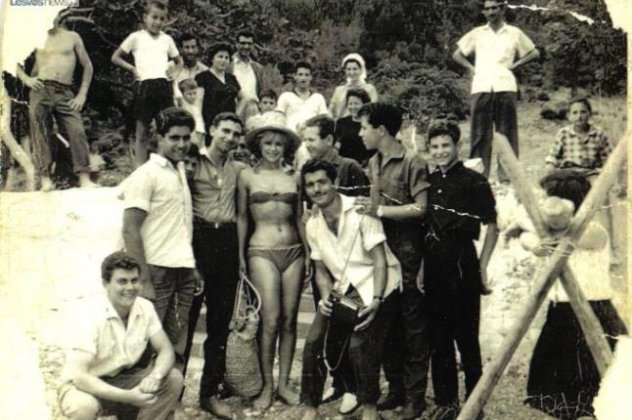 Α ρε Αλίκη, πρωτοσέλιδο ακόμη ...  1960: Επίσκεψη της Αλίκης Βουγιουκλάκη στον Κόλπο Γέρας από το Lesvosnews - Κυρίως Φωτογραφία - Gallery - Video