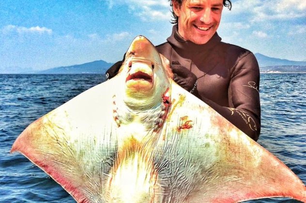 Φωτό ημέρας : ο Σάκης Ρουβάς με το σαλάχι που ψάρεψε! Smile! - Κυρίως Φωτογραφία - Gallery - Video