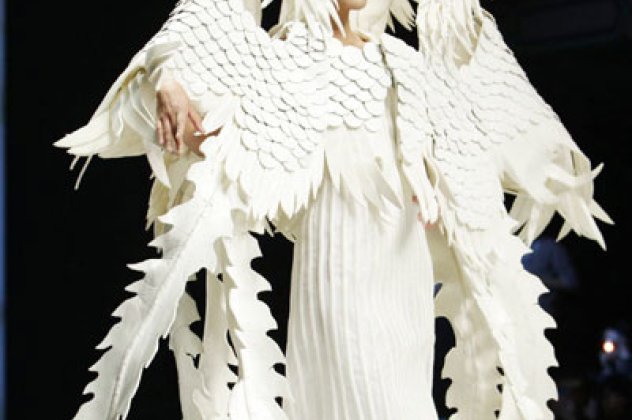 Δεν έχετε ξαναδεί τόσο ευφάνταστο δημιουργό μόδας- κινέζος ντύνει λευκές οπτασίες - Κυρίως Φωτογραφία - Gallery - Video