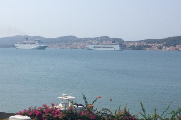 Αργοστόλι : Δύο τεράστια κρουαζιερόπλοια στο λιμάνι της Κεφαλονιάς (φωτό & βίντεο) - Κυρίως Φωτογραφία - Gallery - Video