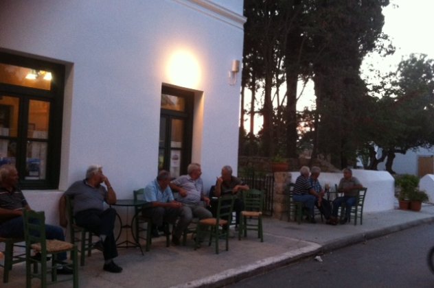 Ελληνικό καφενείο σε νησί: οι άντρες δεξιά μόνοι οι γυναίκες απέναντι μόνες  (φωτό)  - Κυρίως Φωτογραφία - Gallery - Video