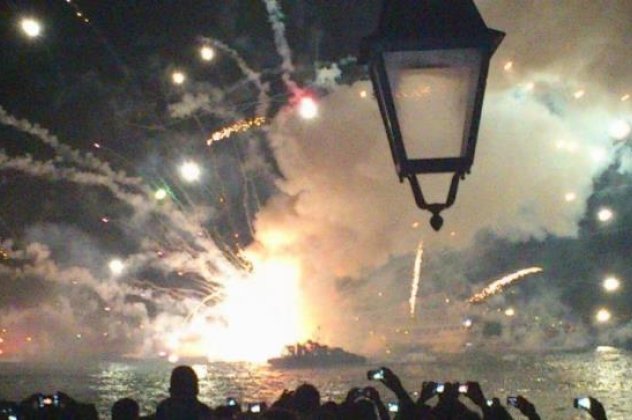Κάηκε η Αρμάτα και το πελεκούδι χθες στις Σπέτσες στην αναπαράσταση της ναυμαχίας και της πυρπόλησης της Τουρκικής ναυαρχίδας  - Κυρίως Φωτογραφία - Gallery - Video