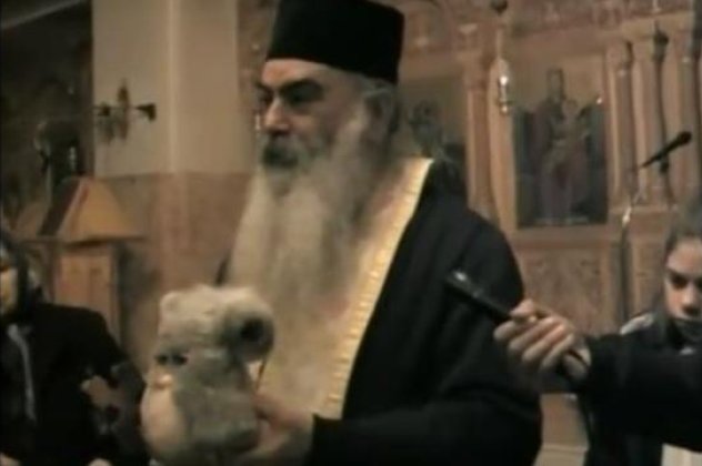 Αν είναι δυνατόν: Ιερέας είδε τον διάβολο μέσα σε ένα...αρκουδάκι, κι άρχισε να το...ξορκίζει (βίντεο) - Κυρίως Φωτογραφία - Gallery - Video