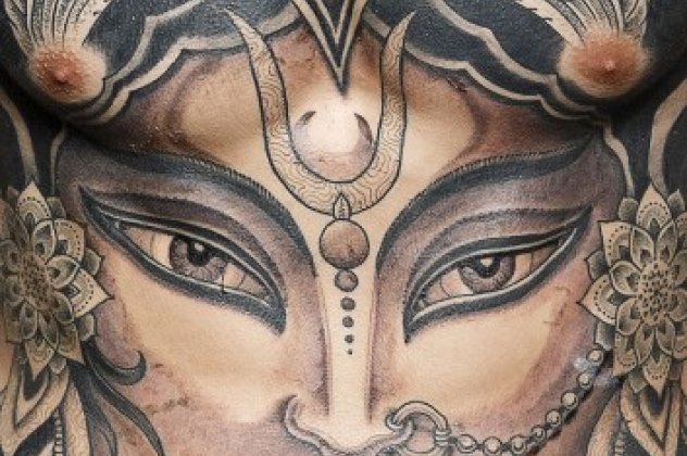 Η φωτογραφία της ημέρας: Ένας αυθάδης Βούδας τατουάζ στο όμορφο στήθος ενός μοντέλου! (φωτό)  - Κυρίως Φωτογραφία - Gallery - Video