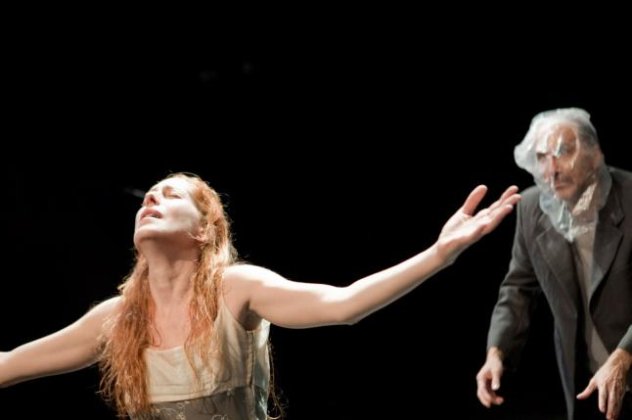 Από την πλευρά της Ευρυδίκης - Μια αριστουργηματική παράσταση με την Κόρα Καρβούνη και τον Λαέρτη Μαλκότση - Κυρίως Φωτογραφία - Gallery - Video