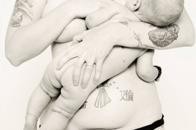 Το μεγαλείο της μητρότητας σε μια υπέροχη έκθεση φωτογραφίας με το γυναικείο σώμα μετά τη γέννα (φωτό & βίντεο) - Κυρίως Φωτογραφία - Gallery - Video
