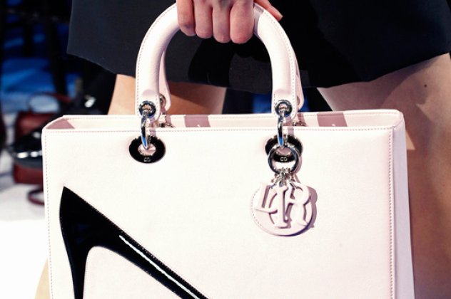 Όταν ο Dior συναντά τον Andy Warhol σε μία τσάντα, τότε οι γυναίκες βρίσκουν το επόμενο αντικείμενο του πόθου τους! (φωτό) - Κυρίως Φωτογραφία - Gallery - Video