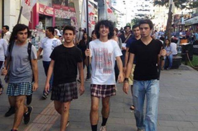 Τουρκία: Αγόρια έκαναν πορεία στους δρόμους της Αττάλειας φορώντας φούστες! (φωτό) - Κυρίως Φωτογραφία - Gallery - Video