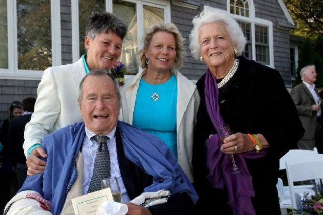 Ο 89χρονος Τζορτζ Μπους στηρίζει το γάμο ομοφυλοφίλων και παραβρέθηκε ως μάρτυρας στο γάμο δύο γυναικών - Κυρίως Φωτογραφία - Gallery - Video