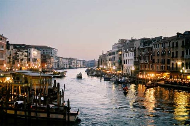 Η Βενετία βυθίζεται λόγω της φύσης κατά 1 χιλιοστό το χρόνο, και λόγω του ανθρώπου κατά 10 χιλιοστά... - Κυρίως Φωτογραφία - Gallery - Video
