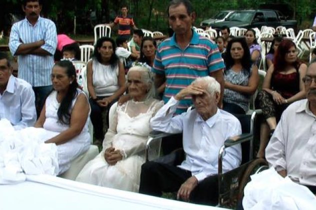 Story of the day: Tο βίντεο που δεν πρέπει να χάσετε: Μία γιαγιά 99 και ένας παππούς 103 παντρεύτηκαν μετά από 80 χρόνια σχέσης! (φωτό - βίντεο) - Κυρίως Φωτογραφία - Gallery - Video