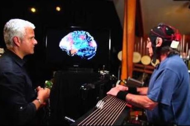 Απίστευτο: Μουσικός ρυθμίζει το φωτισμό συναυλίας με τον εγκέφαλό του (βίντεο) - Κυρίως Φωτογραφία - Gallery - Video