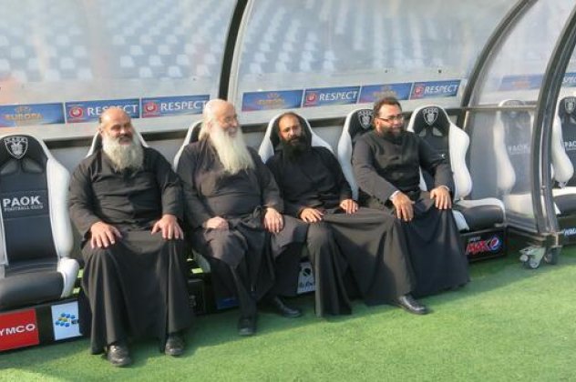 Smile: 4 ιερείς επισκέφθηκαν το γήπεδο της Τούμπας και απόλαυσαν τον πάγκο του ΠΑΟΚ! - Κυρίως Φωτογραφία - Gallery - Video