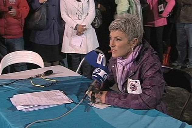 Το υπαίθριο δελτίο ειδήσεων της ΕΡΤ με παρουσιάστρια την Αγλαΐα Κυρίτση που είπε ειδήσεις σε φορτισμένο κλίμα! (βίντεο)‏ - Κυρίως Φωτογραφία - Gallery - Video