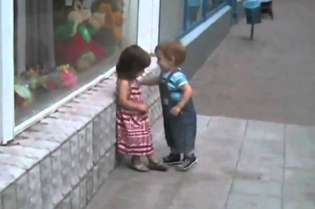 Smile: Ένα αγοράκι κυνηγά να φιλήσει ένα κοριτσάκι, αλλά αυτό κρατάει...χαρακτήρα (βίντεο) - Κυρίως Φωτογραφία - Gallery - Video
