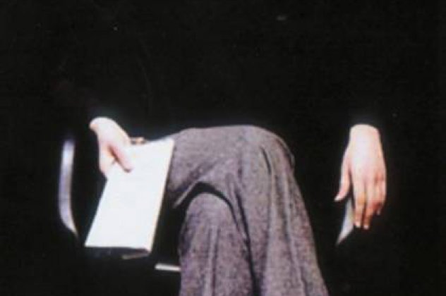 «Μπλε βαθύ, σχεδόν μαύρο» - Η γνωστή νουβέλα του Θανάση Βαλτινού με πρωταγωνίστρια την Ειρήνη Τσάβα βρίσκεται στη Θεατρική Σκηνή του Αντώνη Αντωνίου!  - Κυρίως Φωτογραφία - Gallery - Video