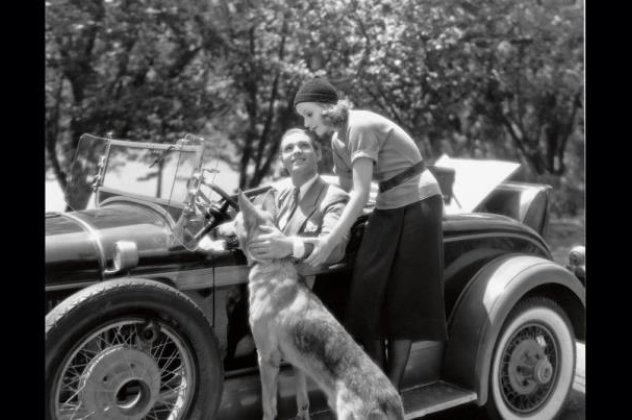 Οι σταρ του Χόλυγουντ αγκαλιά με τα πολυαγαπημένα σκυλάκια και γατάκια τους -Μία πιο ευαίσθητη vintage φωτογράφιση των κακομαθημένων διάσημων  - Κυρίως Φωτογραφία - Gallery - Video