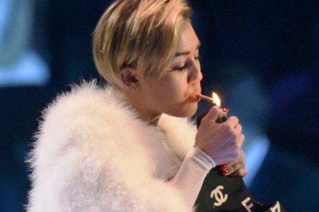 Εγώ λέω αυτό το «νούμερο» την Miley Cyrus  που έβγαλε και τσιγαριλίκι πάνω στη σκηνή των βραβείων MTV να την σαμποτάρουμε- Όλοι «Χ» στο κορίτσι που μεγαλώνει άγρια (βίντεο) - Κυρίως Φωτογραφία - Gallery - Video