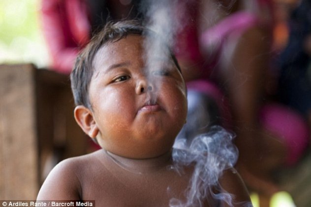 Aldi Rizal, η ιστορία του μικρού Ινδονήσιου που κάνει τον γύρο του κόσμου! Μετά το τσιγάρο σε ηλικία δύο ετών το έριξε στο φαί και μάλιστα στο πολύ φάι! (φωτό)  - Κυρίως Φωτογραφία - Gallery - Video