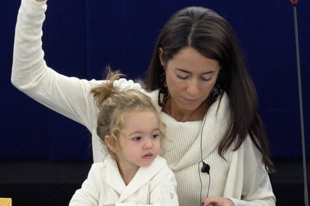 Από μικρή στα βάσανα! Η μικρή Βιτόρια μεγαλώνει στο Ευρωκοινοβούλιο και ψηφίζει με τη μαμά της Λίτσια Ροντσούλι! (φωτό) - Κυρίως Φωτογραφία - Gallery - Video