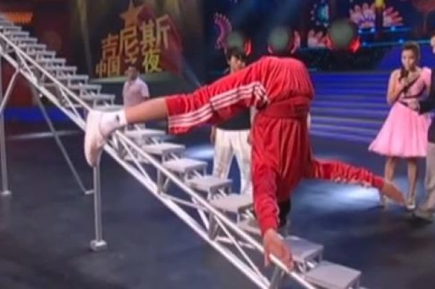 Αυτό κι αν είναι ρεκόρ Γκίνες - Κινέζος ανέβηκε με το κεφάλι 34 σκαλοπάτια και άφησε τον κόσμο με το στόμα ανοιχτό! (βίντεο) - Κυρίως Φωτογραφία - Gallery - Video