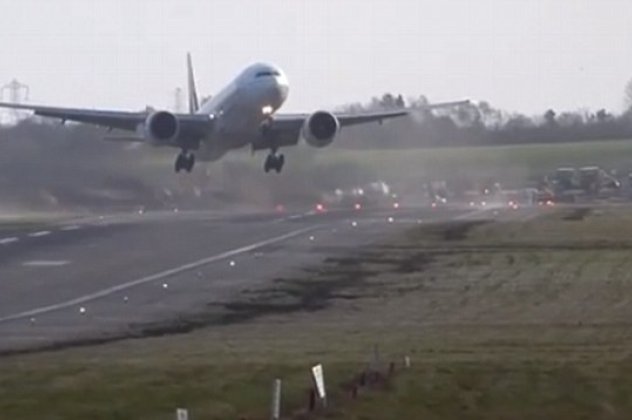 Φοβερό βίντεο: Οι απίστευτες προσπάθειες των πιλότων να προσγειώσουν τα αεροπλάνα τους στο αεροδρόμιο του Μπέρμιγχαμ στη Αγγλία-Σαν...φτερό στον θυελλώδη άνεμο! (βίντεο) - Κυρίως Φωτογραφία - Gallery - Video
