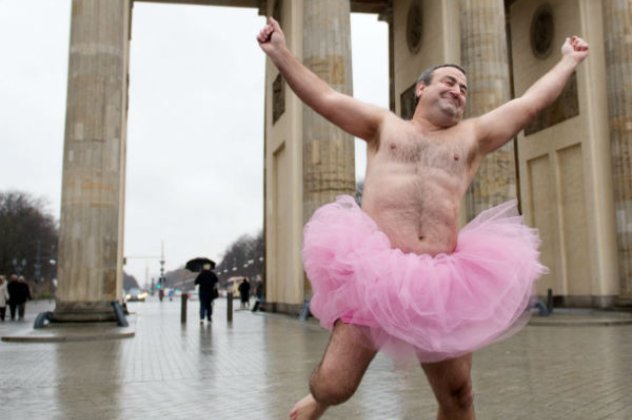 Smile: Όταν ένας καθωσπρέπει άνδρας ποζάρει με ροζ φουστίτσα του μπαλέτου για καλό σκοπό με χιούμορ! (φωτό)  - Κυρίως Φωτογραφία - Gallery - Video