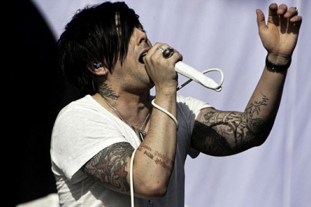 Ο Ian Watkins αρχηγός των Lostprophets συνελήφθη για βιασμό 13χρονης και άσεμνες φωτογραφίες  ακόμη και με μωρά! Μην ξανακούσετε την μουσική του ποτέ! - Κυρίως Φωτογραφία - Gallery - Video